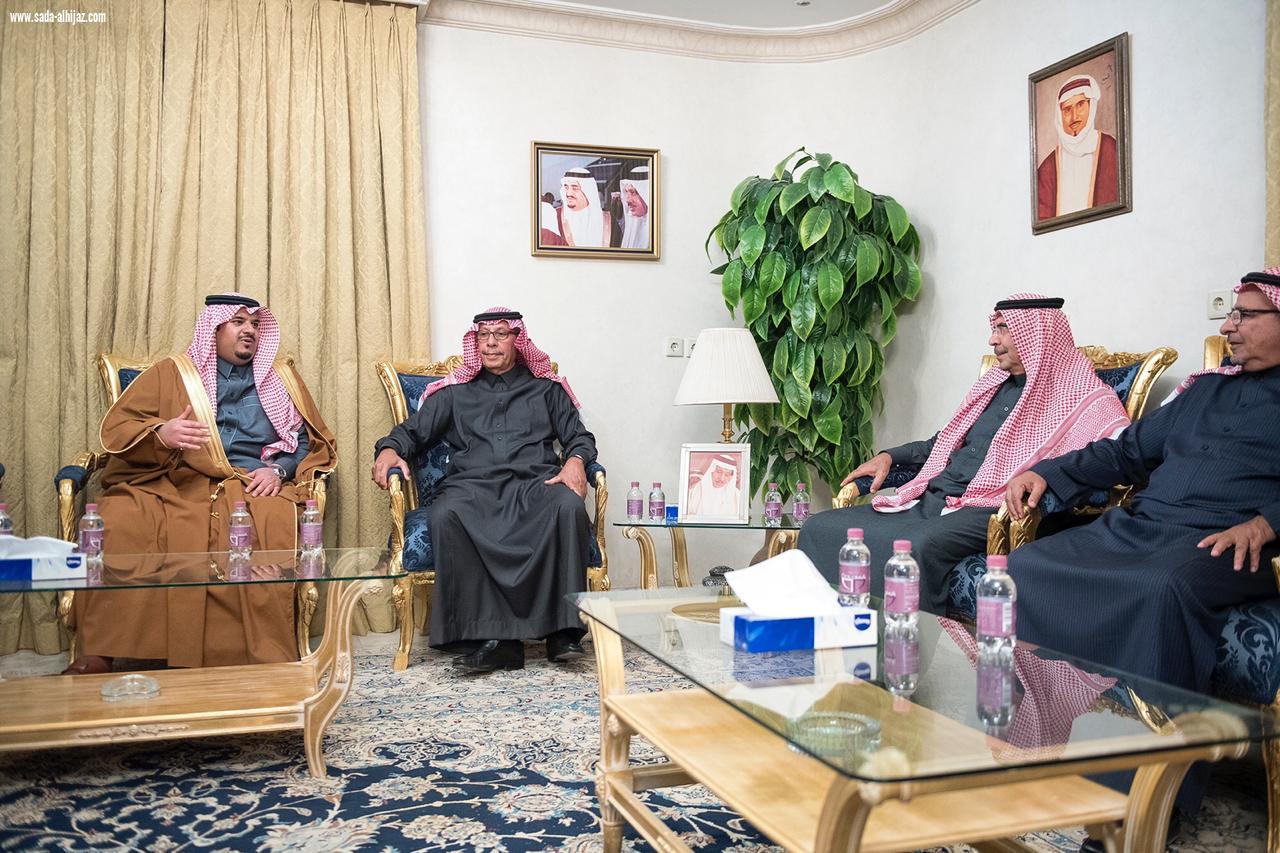 الأمير محمد بن عبدالرحمن يقدم واجب العزاء لأسرة السديري