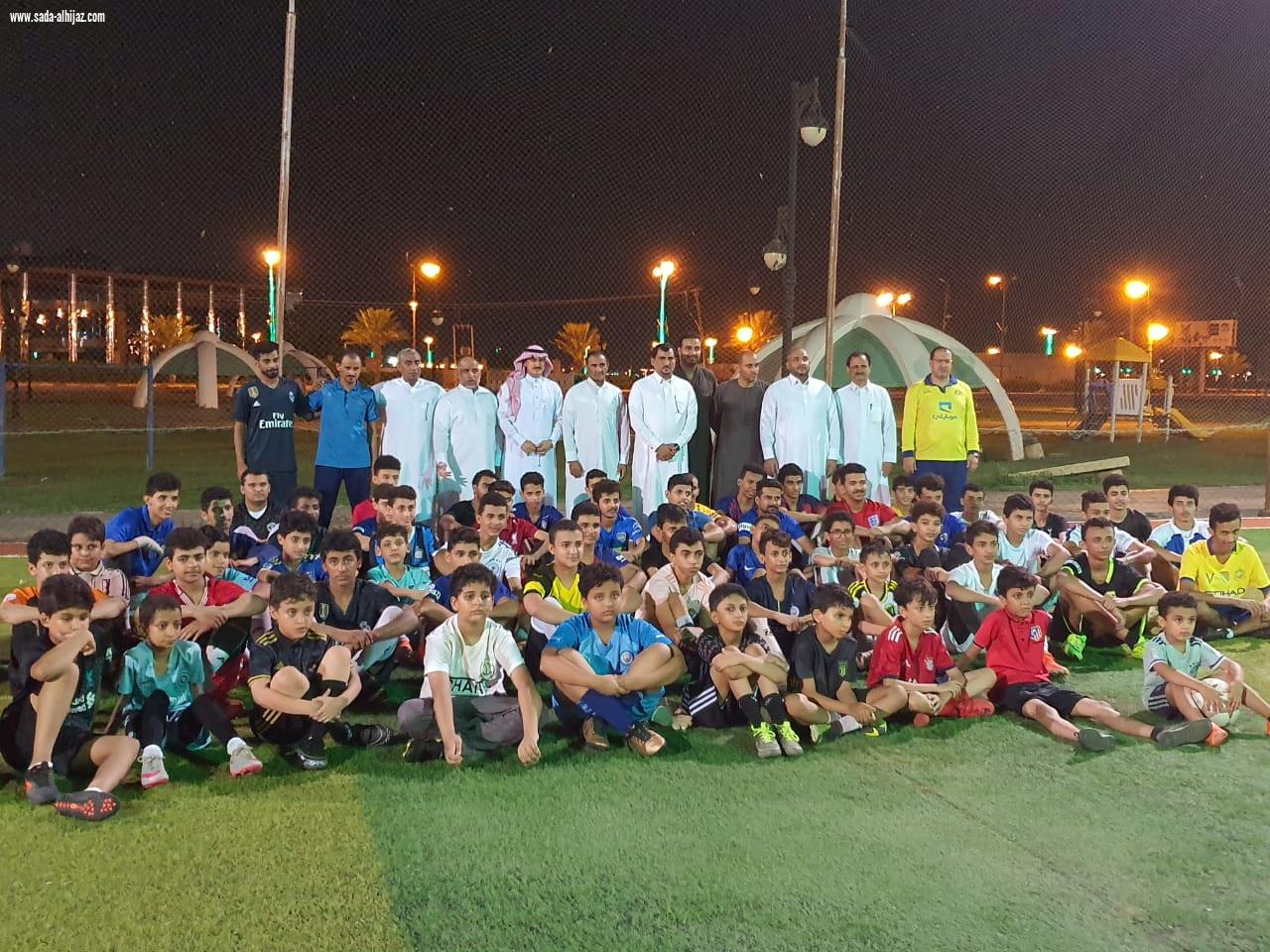 رئيس واعضاء المجلس الشرفي لفريق تحفيظ الطوال الرياضي يلتقون باللاعبين في ملعب حديقة الطوال