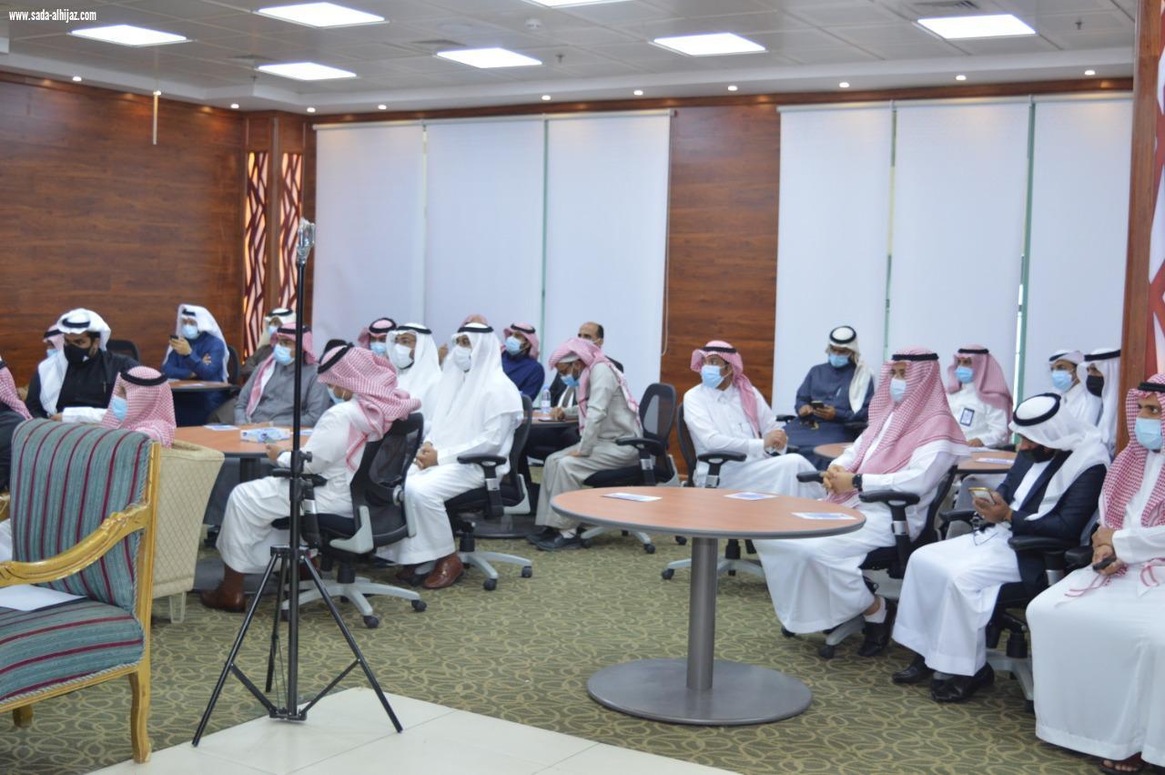 معالي رئيس جامعة الباحة يكرم الأندية الطلابية الحاصلة على دروع التميُّز 