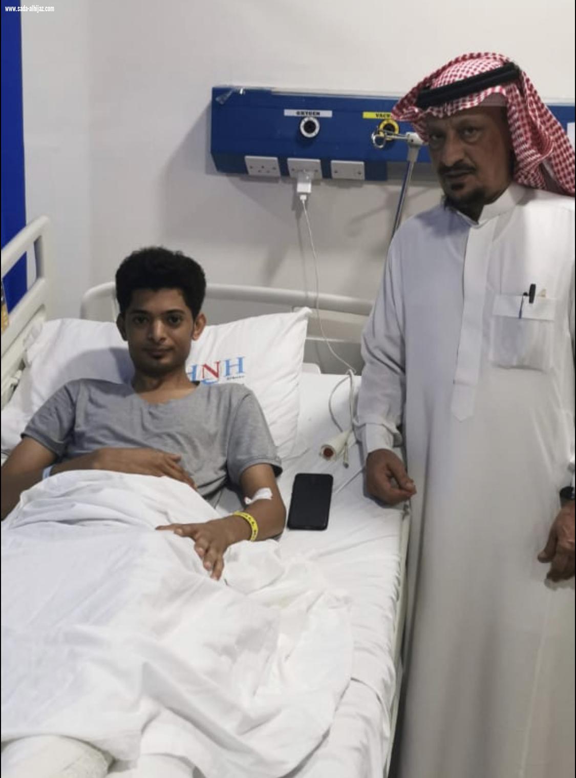 الأستاذ عبدالرحمن بن علي ناشب يرقد على السرير الأبيض