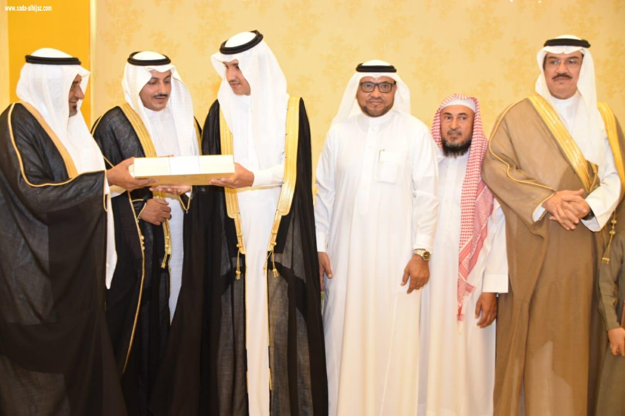 بحضور محافظ محافظة الطوال لجنة التنمية الاجتماعية بالطوال تكرم رئيس مركز الموسم