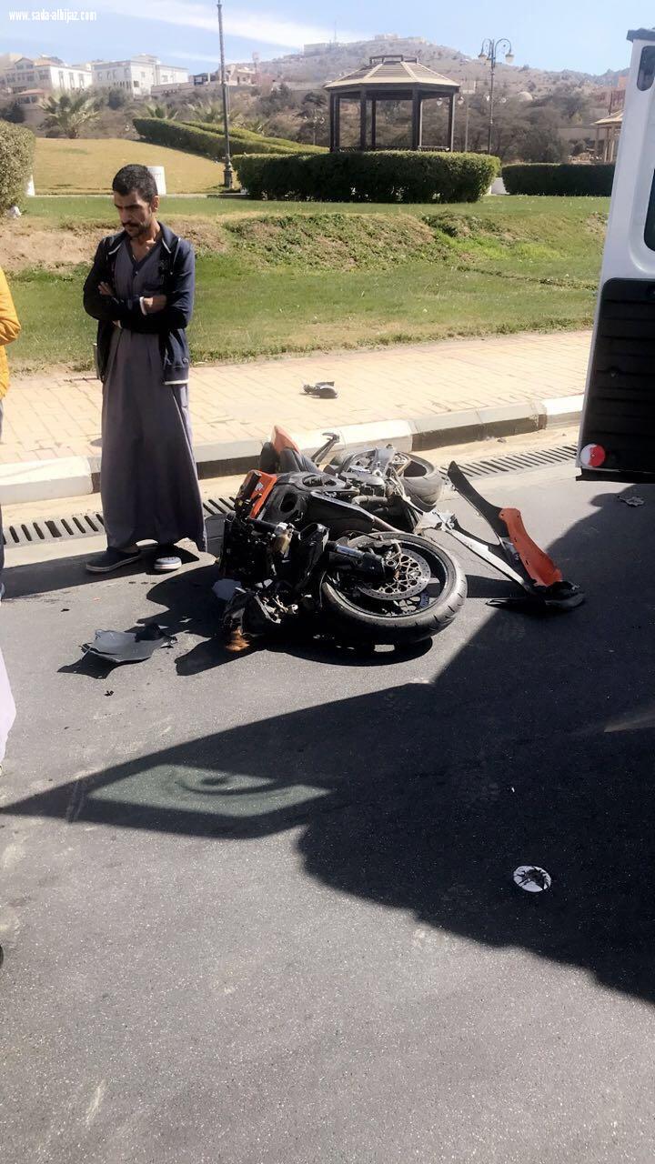 هلال الباحة يسعف مصاب دراجة نارية اثر حادث تصادم بسيارة بدوار النخلة بالباحة
