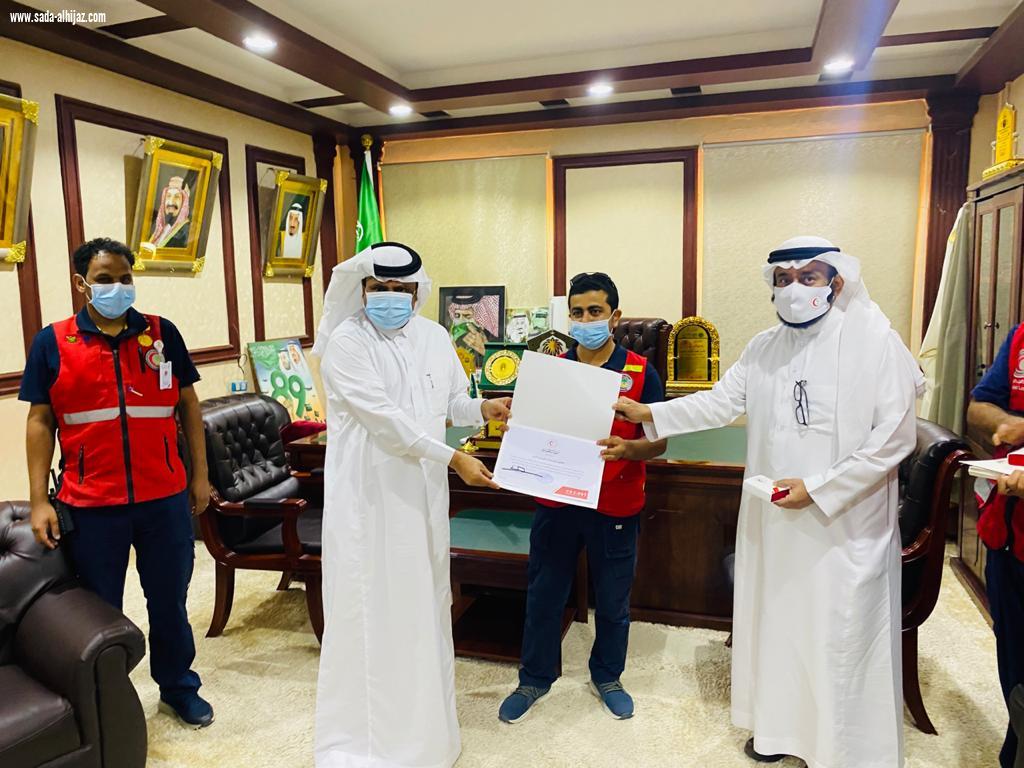 محافظ بيش يكرم المتطوعين من منسوبي هلال بيش والجهات الصحية المشاركة معهم  