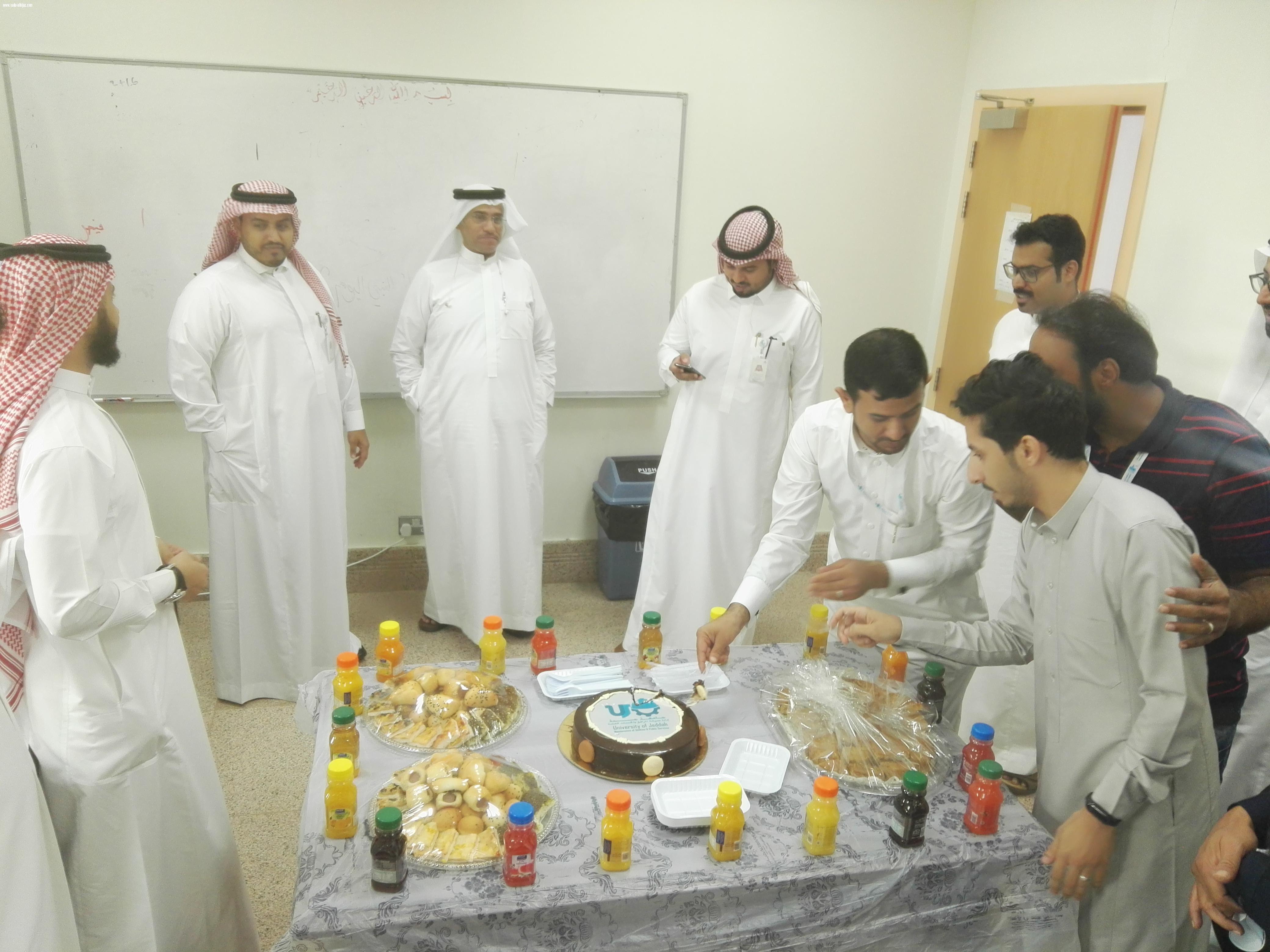 إحتفال موظفوا  قسم صيانة المرافق والخدمات العامه بجامعة جدة بتجديد تكليف م. محمد معدلي مديرا للإدارة