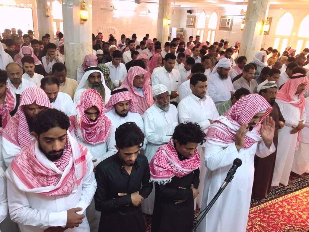 مدير مكتب تعليم صامطة يؤدي صلاة الجنازة على الطالب طارق محمد قيسي