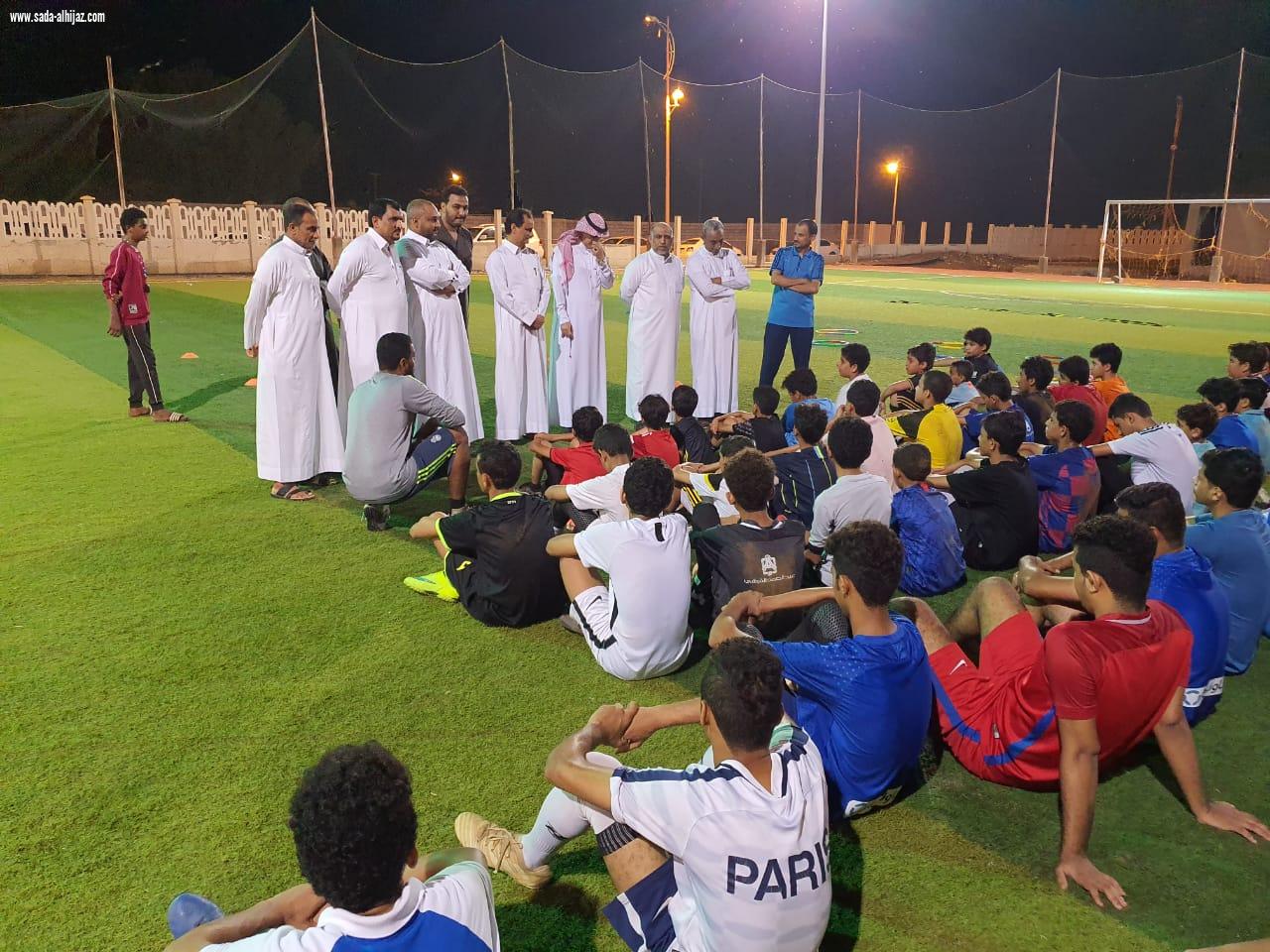 رئيس واعضاء المجلس الشرفي لفريق تحفيظ الطوال الرياضي يلتقون باللاعبين في ملعب حديقة الطوال