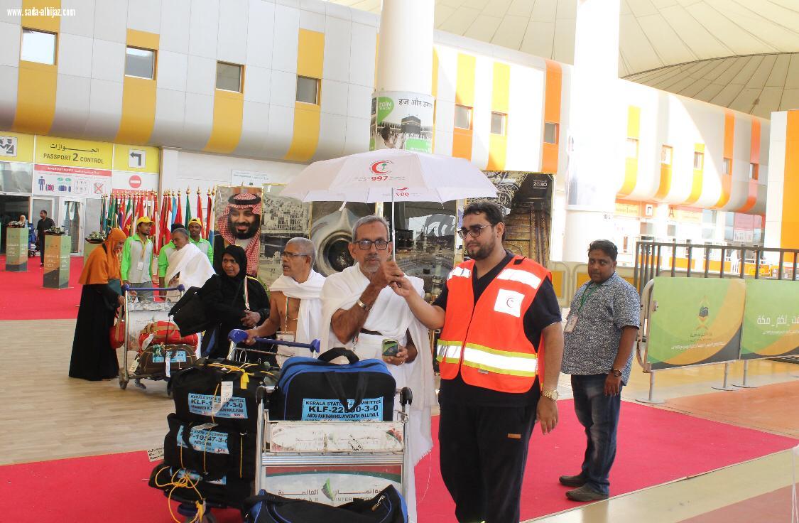 بالصور الهلال الأحمر يستقبل الحجاج بمطار الملك عبد العزيز بالهدايا