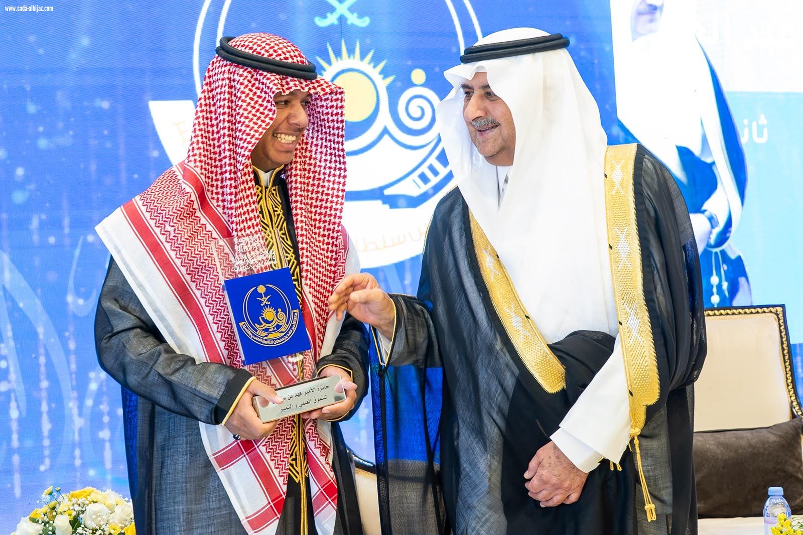 أعلن سموه عن تكفل الجائزة للفائزين بها في المجال الطبي الراغبين في إنشاء عياداتهم الخاصة بتحمل نصف تكاليف التأسيس .. أمير تبوك يرعى حفل جائزة سموه للتفوق العلمي والتميز في عامها الـ39