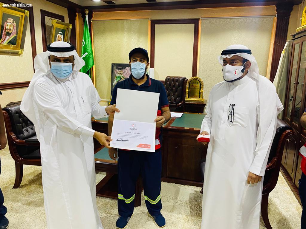 محافظ بيش يكرم المتطوعين من منسوبي هلال بيش والجهات الصحية المشاركة معهم  