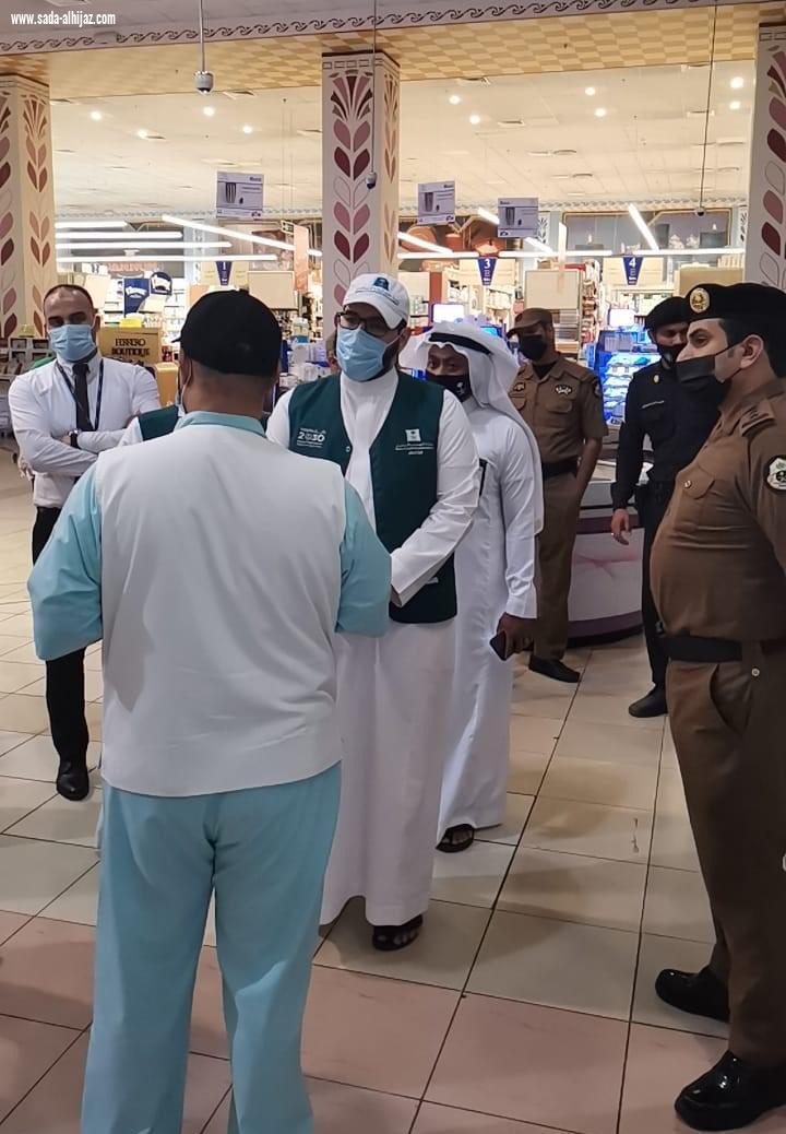 أمانة العاصمة المقدسة تغلق مجمعاً تجارياً لخدمة السيارات  ..