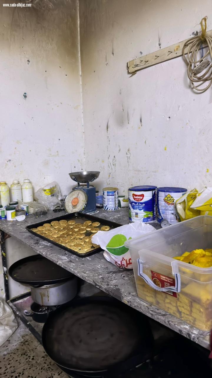 فرق أمانة تبوك الرقابية تضبط منزلًا شعبيًا لإعداد الأطعمة وتصادر أغذية تزن أكثر من نصف طن