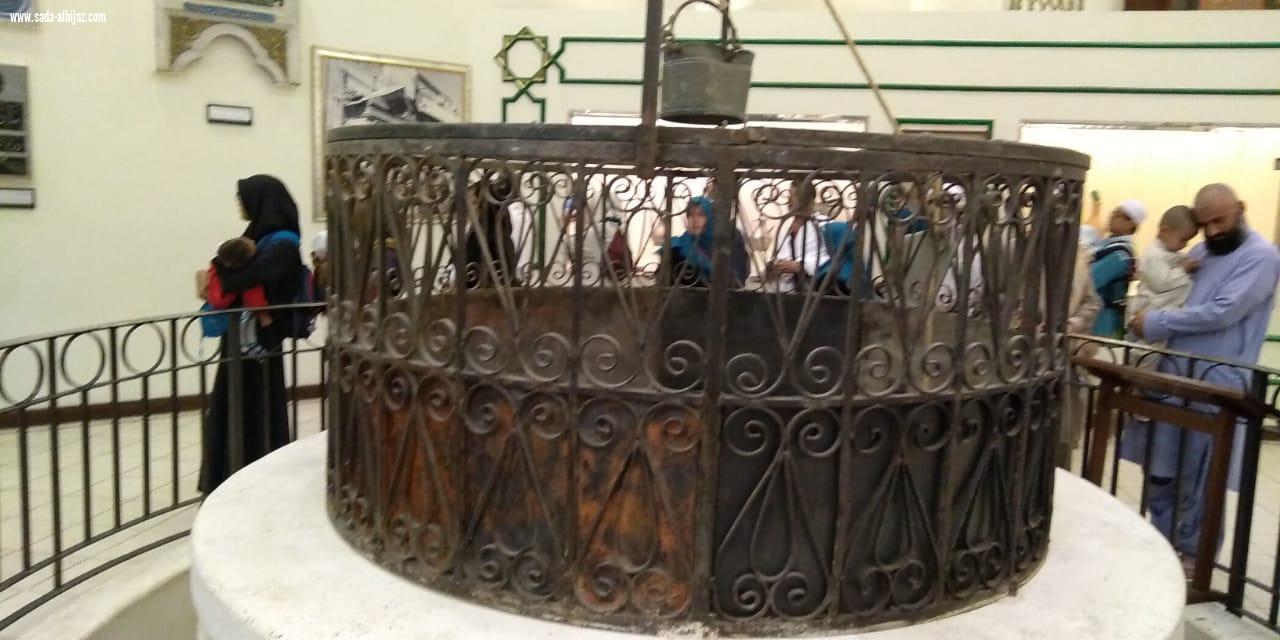 ملتقى محبي مكة يتجولون بضيوف الرحمن من جنوب افريقيا في كسوة الكعبة