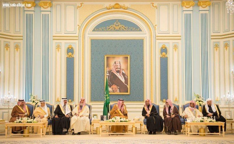 الملك  يستقبل الأمراء والمفتي وجمعاً من المواطنين ...