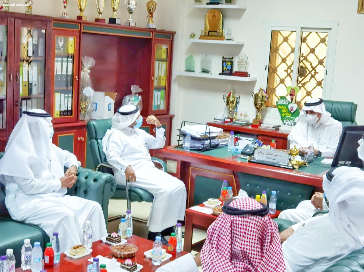  معالي رئيس جامعة الباحة يتفقد كلية العلوم والآداب بالمخواة 