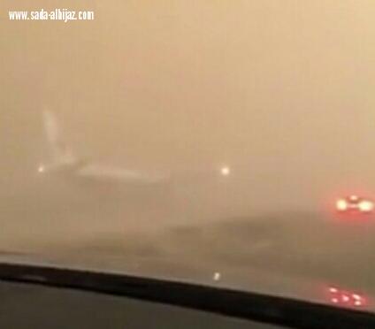 الذيب يكشف حقيقة هبوط طائرة خارج مطار جدة بسبب العواصف