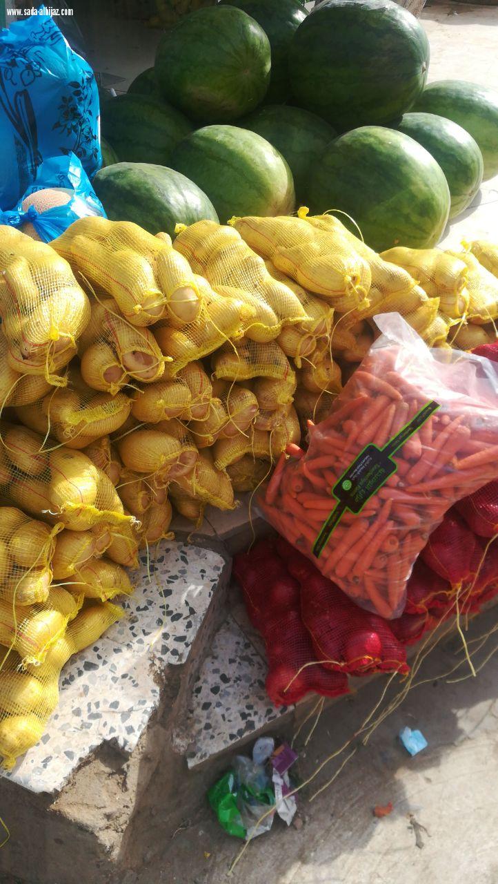 بلدية صامطة تصادر 218 كلجم من الخضروات والفواكه والأسماك من الباعة الجائلين