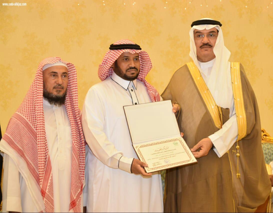 بحضور محافظ الطوال لجنة التنمية تكرم المرشد الطلابي محمد ناشب
