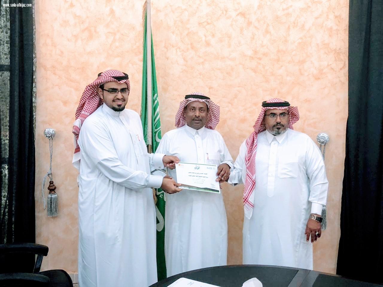 بلدي السهي يناقش انارة طريق الوحش الدريعيه ويطلع على تجهيزات البلدية لعيد الفطر