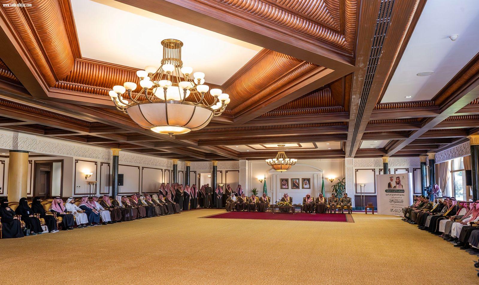 أمير منطقة تبوك يسلّم وثائق تملّك الوحدات السكنية للمستفيدين من تبرّع سمو ولي العهد 