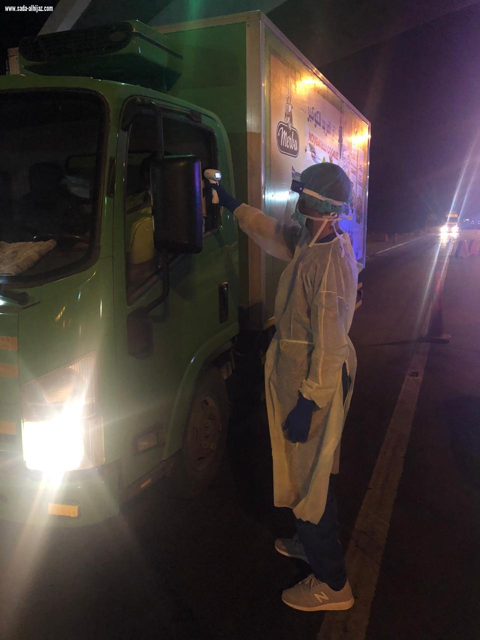 فريق التطوع الصحي بمركز صحي السيل الكبير يجري الفحص البصري للمئات من ذوي المركبات العابرة لنقطة البهيتة