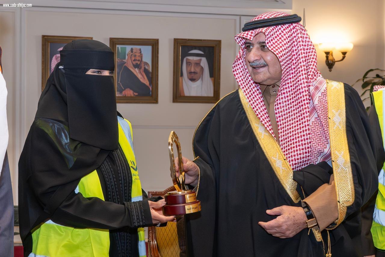 أمير منطقة تبوك يكرم الفائزين بجائزة 