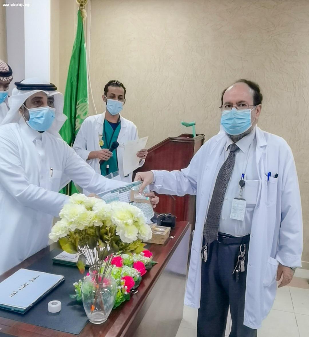 مستشفى أبو عريش يكرم المتميزين من منسوبيه 