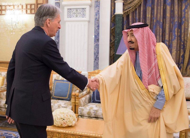 خادم الحرمين الشريفين يستقبل وزير الخزانة البريطاني...