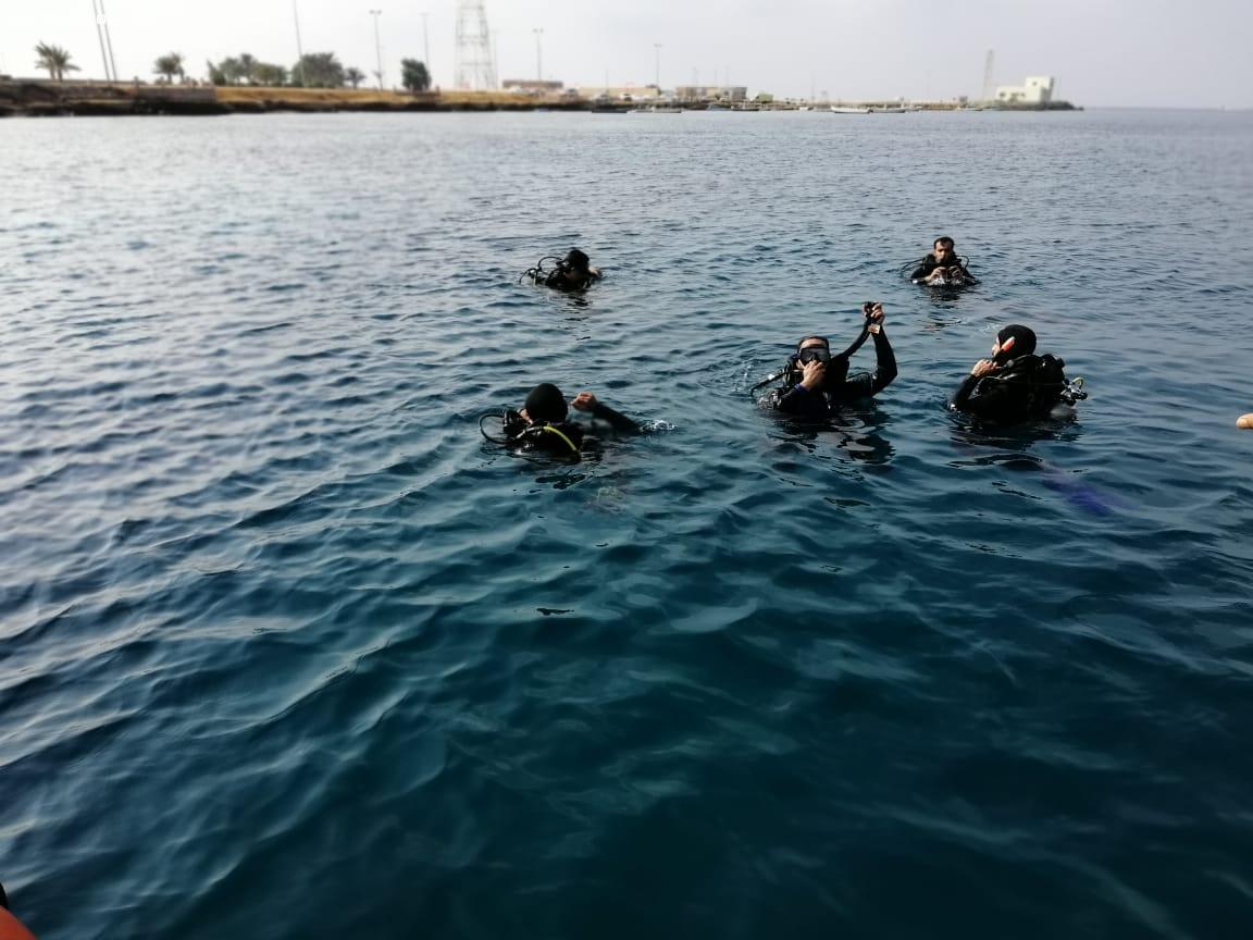 مدني ينبع و حرس الحدود ينفذان برنامج تدريبي للغوص بمركز الشرم لمدة ٣ ايام . 