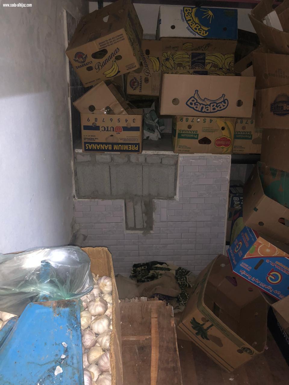 ضبط ثلاثة منازل شعبية لتخزين الخضروات وإتلاف (28) بسطة بنطاق خزام ..