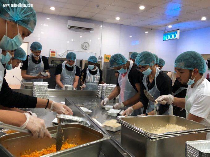 فريق مسك الخير التطوعي يجهز الوجبات بمشروع حفظ النعمة ..