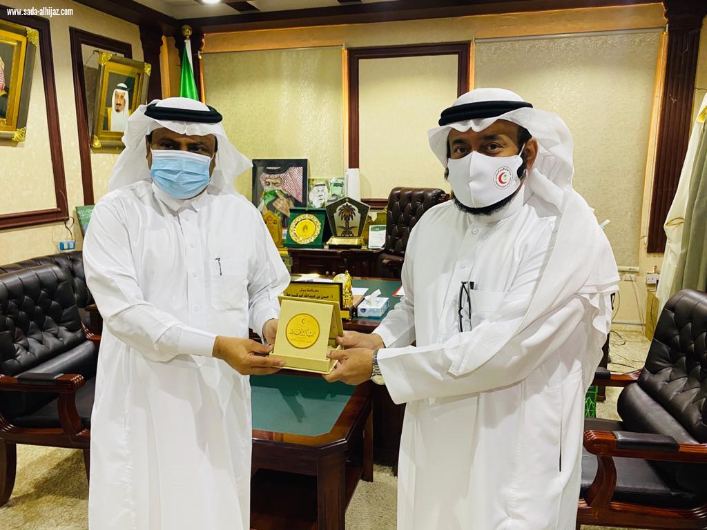 محافظ بيش يكرم المتطوعين من منسوبي هلال بيش والجهات الصحية المشاركة معهم  