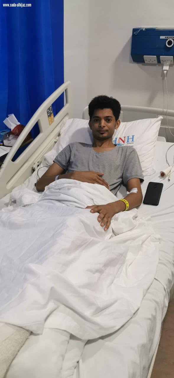 الأستاذ عبدالرحمن بن علي ناشب يرقد على السرير الأبيض