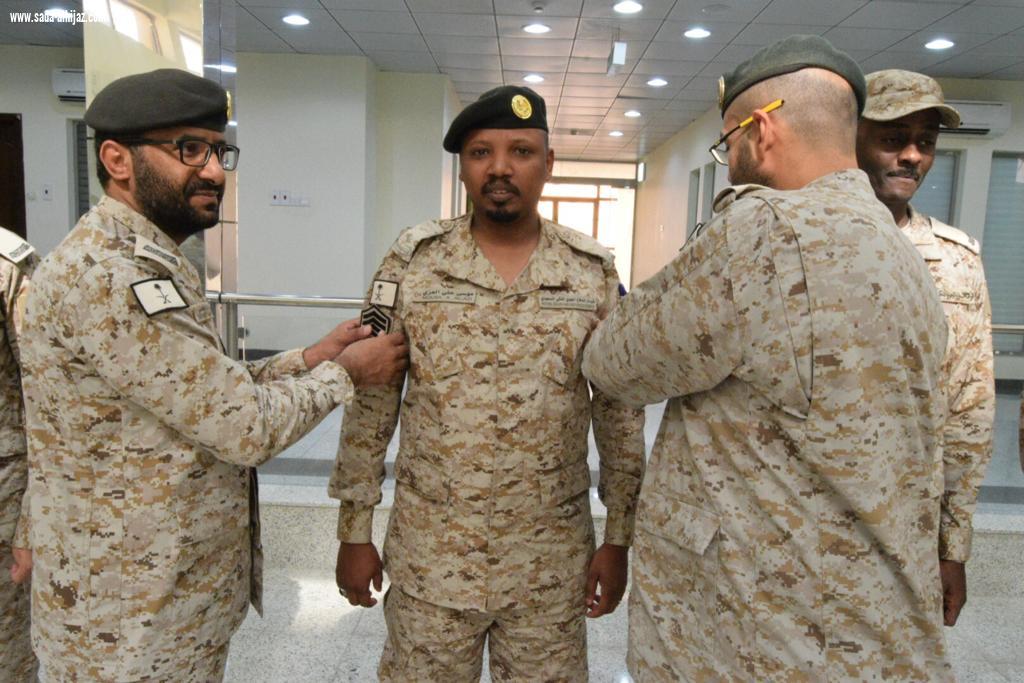 المقدم  القحطاني   بالادارة الهندسية والتشغيل يُقلد موسى العزي رتبته الجديدة رقيب 