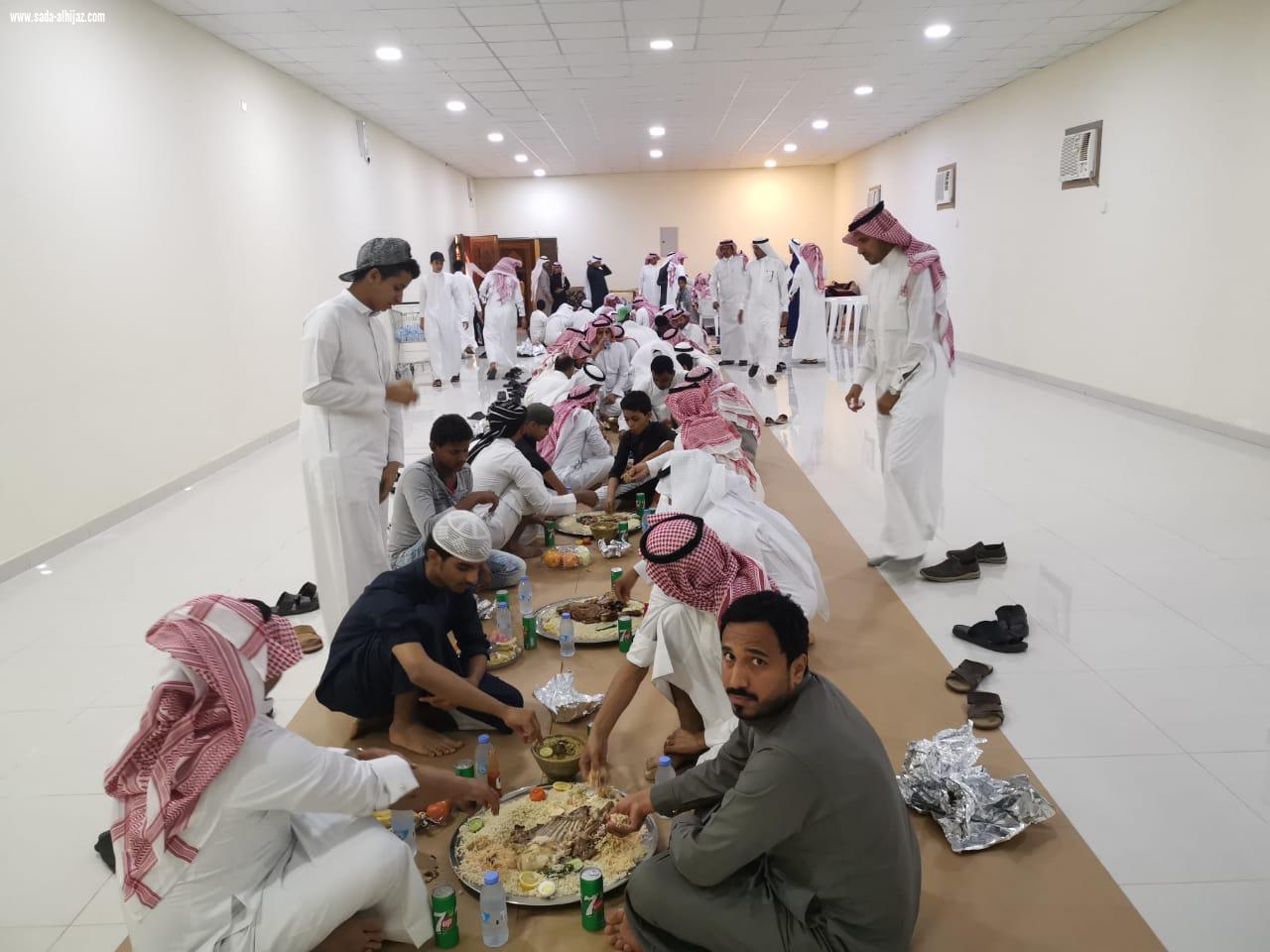 بعد إصابته في الحد الجنوبي وعودته من العلاج أصدقاء البطل موسى دوشي يحتفون به 