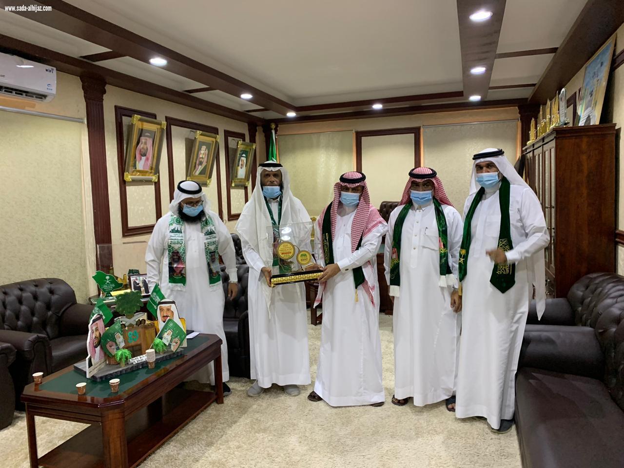 محافظ بيش يستقبل منسوبي التعليم لتهنئته باليوم الوطني الـ90