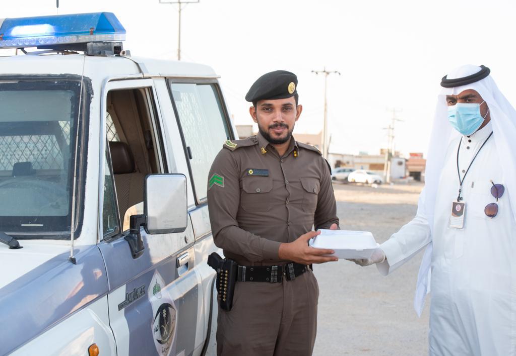 اعتزاز وافتخار بدورهم أبطال مستشفى الموسم العام يوزعون وجبات إفطار لأبطال الداخلية وقوات التحالف 