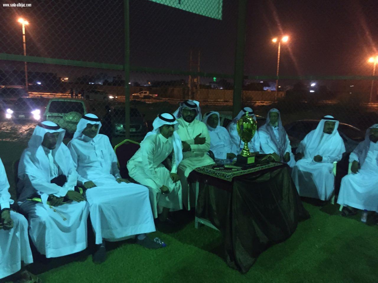 بالصور الظافري يفتتح ملعب الأسطورة بالبديع والقرفي ويحظى تكريم خاص