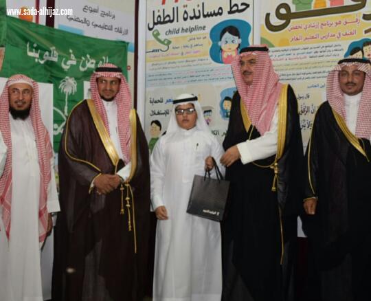 لجنة التنمية الاجتماعية بالطوال تكرم أبناء الشهداء والطلاب المتفوقين في برنامج ( طفل الطــوال )