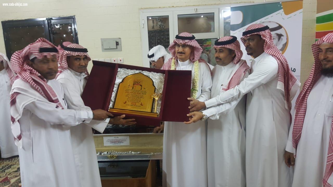 اعضاء ولاعبي فريق نصر الطوال القدامى  يكرمون رئيس اللجنة الفرعية للاتحاد السعودي للكاراتية بالمناطق الجنوبية
