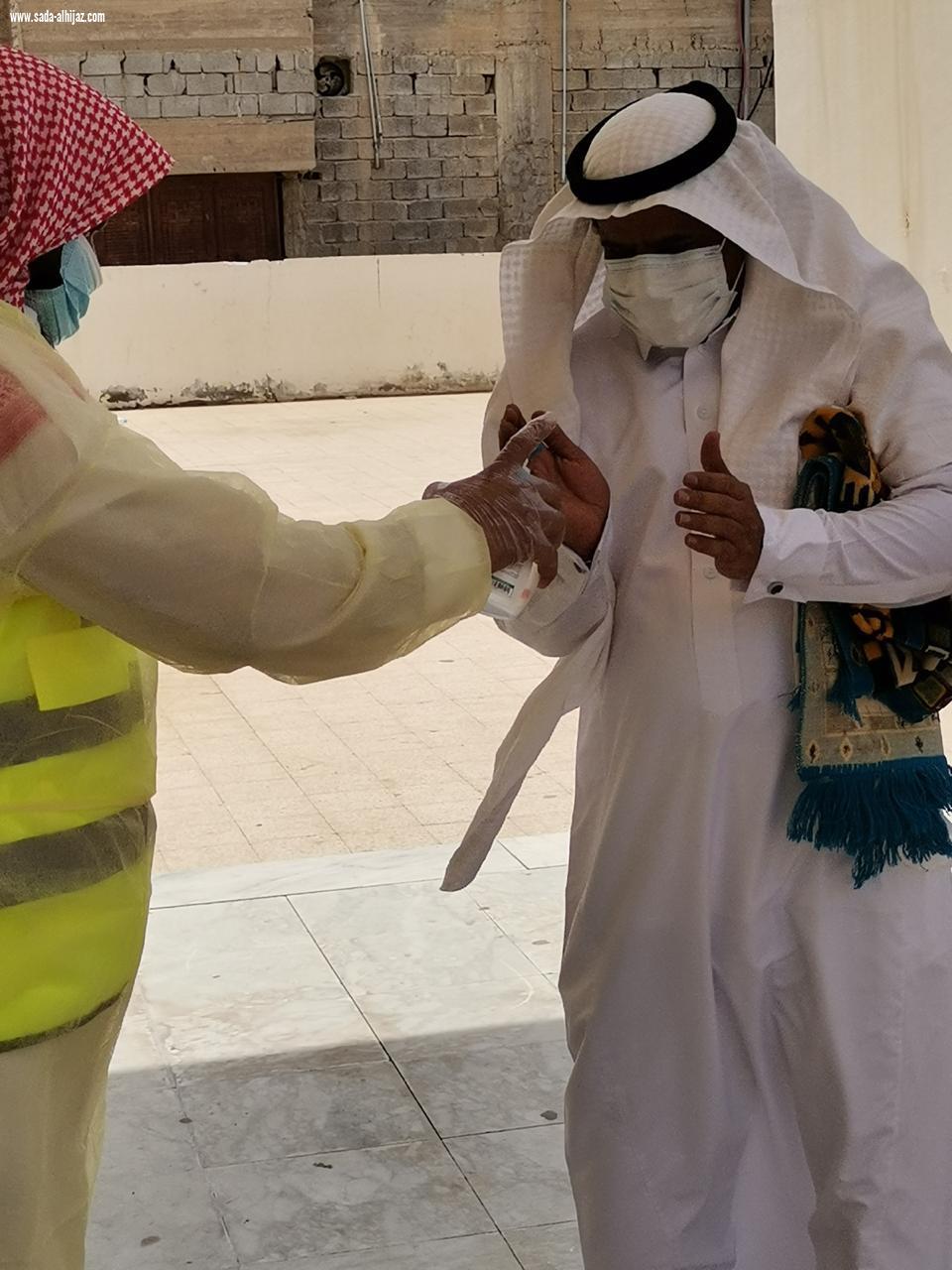 مدير إدارة المساجد والدعوة والإرشاد يكرم قائد فريق الخير التطوعي ومتطوعي الفريق