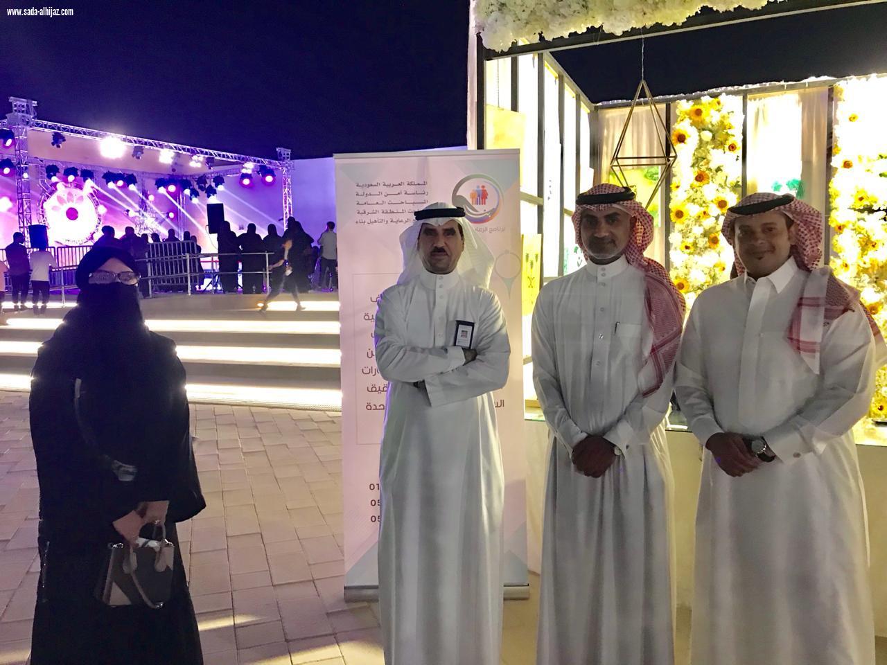 برنامج الرعاية والتاهيل  بناء  يتوسط  الزهور في وسط العوامية