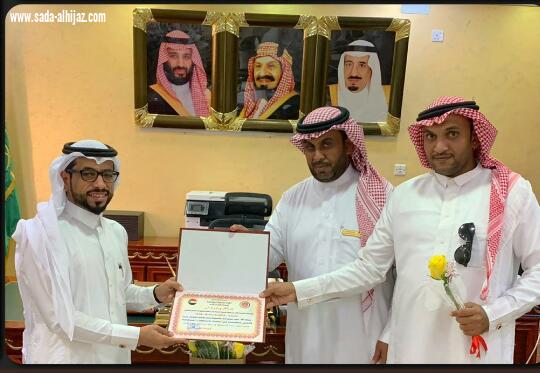 رئيس بلدية محافظة الطوال يكرم الموظف ماجد عمر يعقوب