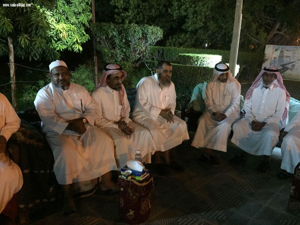 زملاء الدراسة بمعهد المعلمين بصامطة لدفعة 1403 يلتقون بزميلهم الضافري ويكرمون بعض زملائهم المتقاعدين