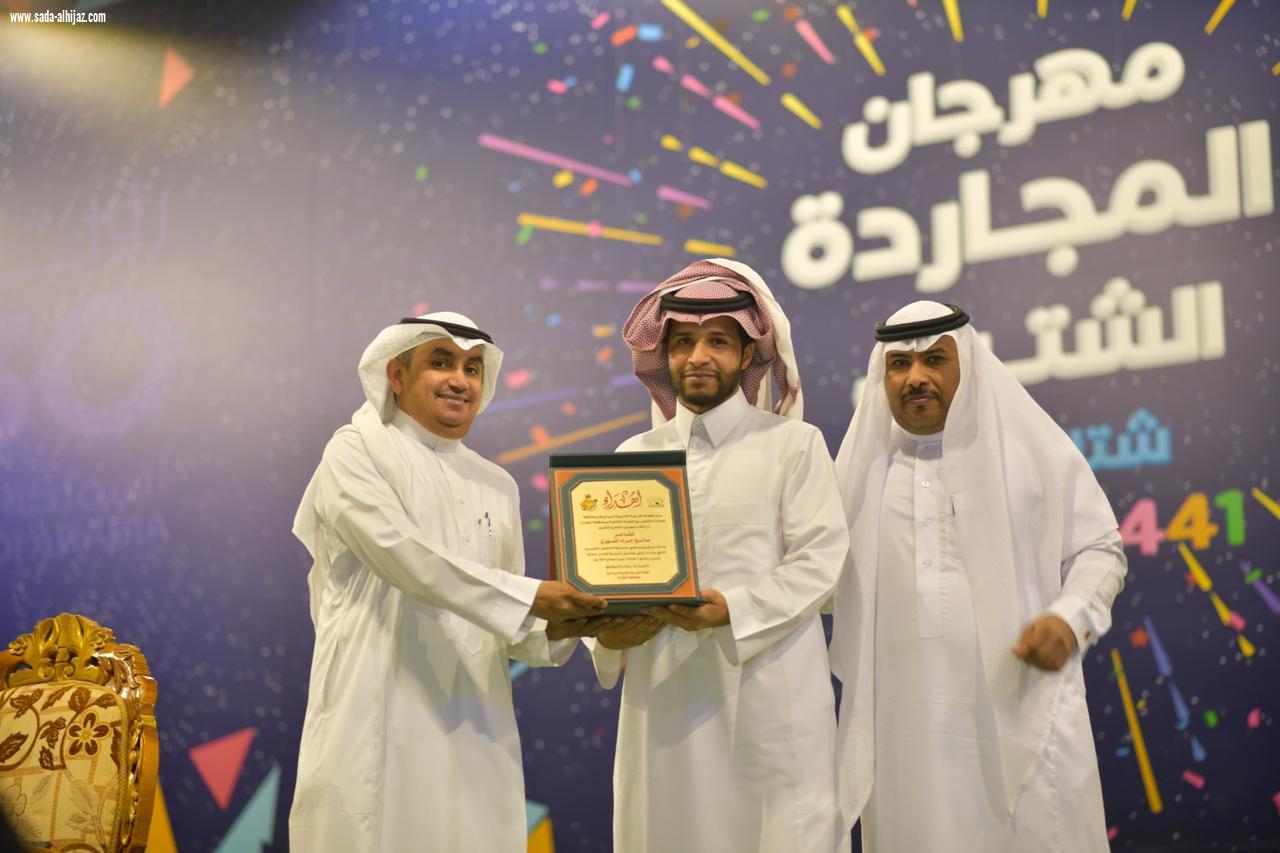 شاعر عكاظ ينثر إبداعه بمسرح شارع الفن في مهرجان المجاردة