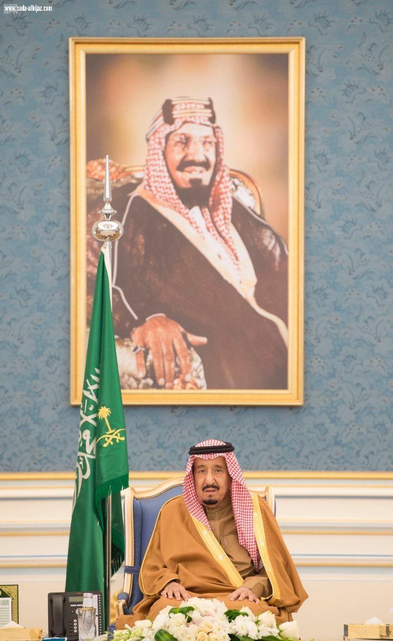 الملك  يستقبل الأمراء والمفتي وجمعاً من المواطنين ...