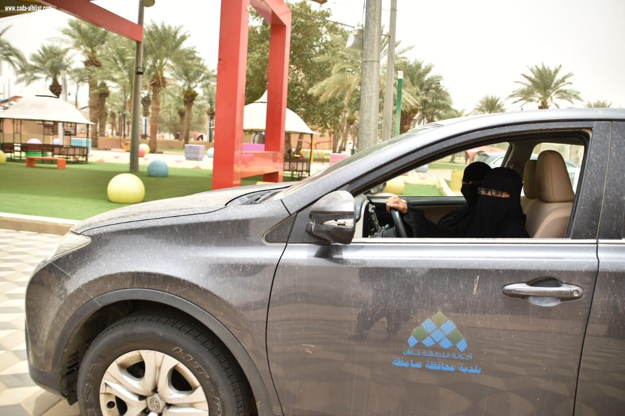  فريق نسائي من بلديتي صامطة وبيش يقف ميدانياً على المشاريع التي تنفذها بلدية صامطة