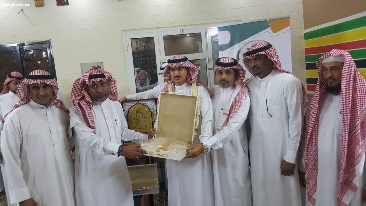 اعضاء ولاعبي فريق نصر الطوال القدامى  يكرمون رئيس اللجنة الفرعية للاتحاد السعودي للكاراتية بالمناطق الجنوبية