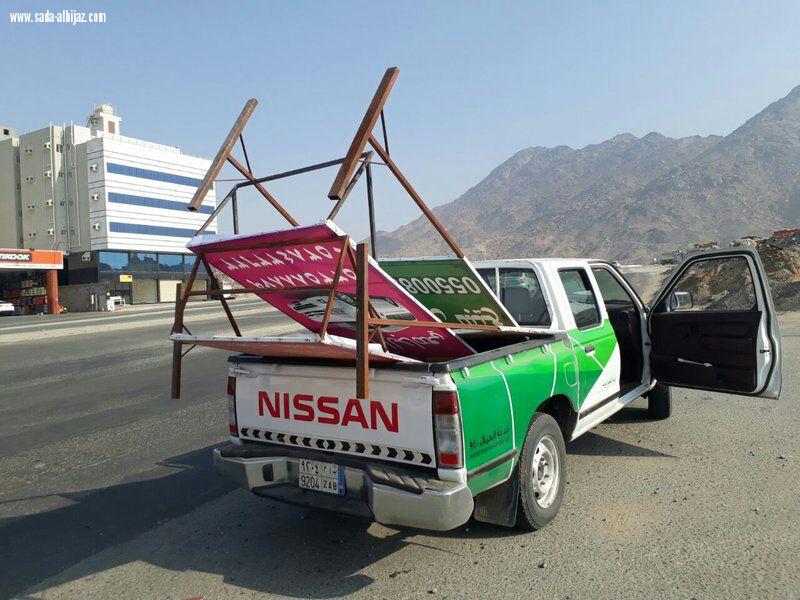 مكة بلدية الشوقية تزيل 85 إعلانا ً عشوائياً وتحذر واضعيها 