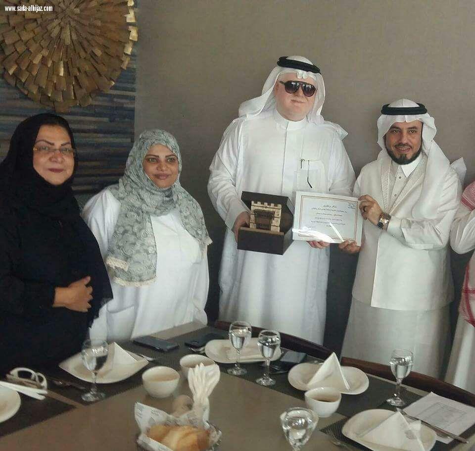 في صورة إنسانية تتجلى فيها مبادئ التكافل المجتمعي  الدحلان والراجحي يكرمون 18 كفيف من المدن السعودية