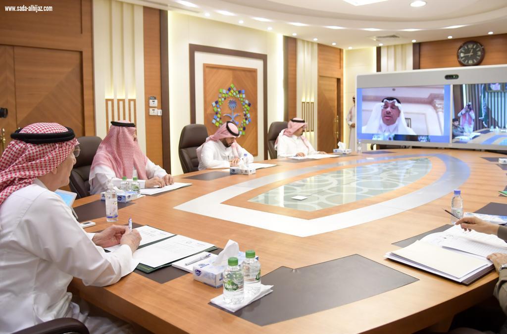 سمو أمير منطقة جازان يطلع عن بعد عبر  الاتصال المرئي- على أعمال شركة أرامكو بالمنطقة والإجراءات الوقائية المنفذة  